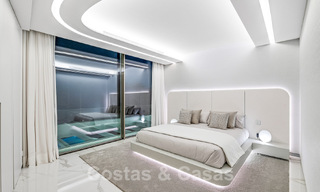 Nieuwgebouwde luxevilla met een architectonisch design te koop, eerstelijnsstrand in Los Monteros, Marbella 52295 