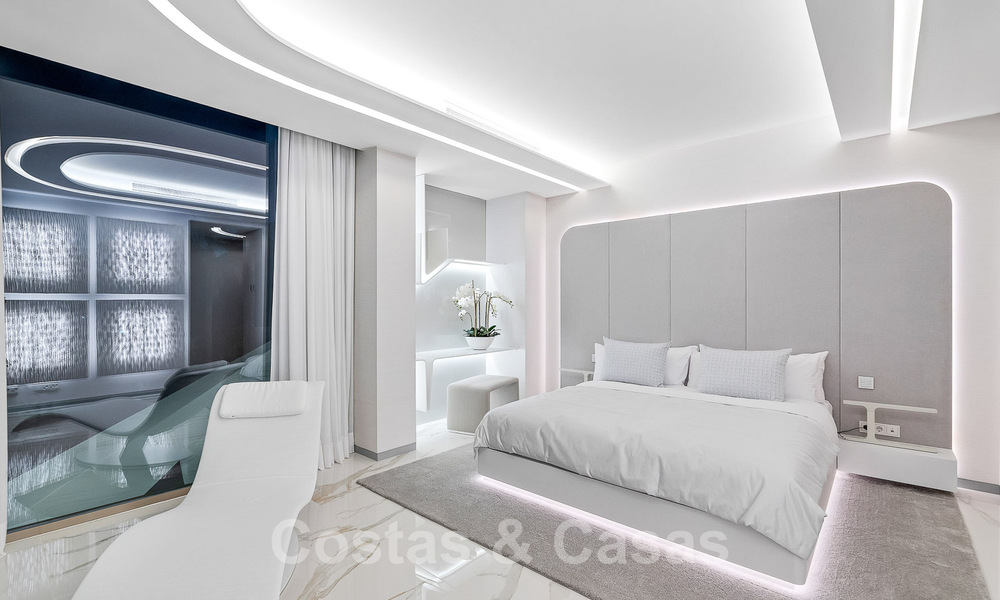 Nieuwgebouwde luxevilla met een architectonisch design te koop, eerstelijnsstrand in Los Monteros, Marbella 52297