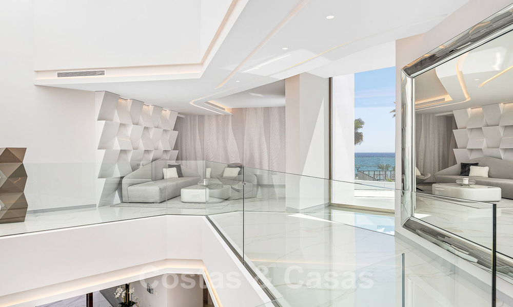 Nieuwgebouwde luxevilla met een architectonisch design te koop, eerstelijnsstrand in Los Monteros, Marbella 52300