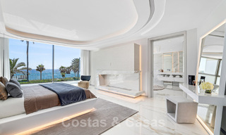 Nieuwgebouwde luxevilla met een architectonisch design te koop, eerstelijnsstrand in Los Monteros, Marbella 52305 