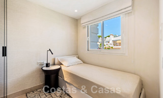 Eigentijds gerenoveerd penthouse te koop in een eerstelijnsstrand complex met frontaal zeezicht, New Golden Mile tussen Marbella en Estepona 52879 