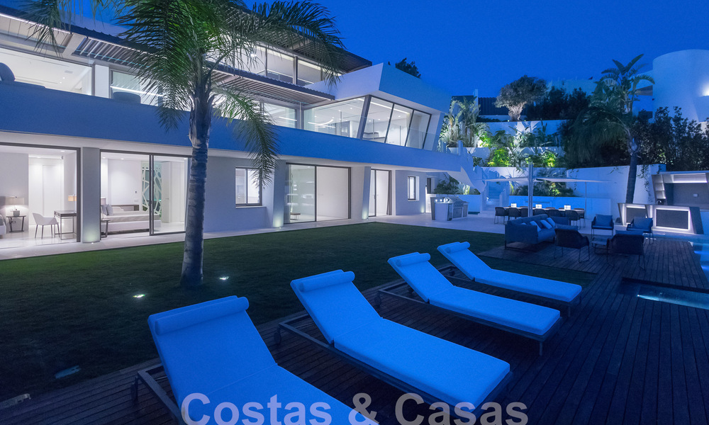 Instapklare, nieuwe, moderne luxevilla met 6 slaapkamers te koop met zeezicht in La Quinta, Marbella - Benahavis 54300