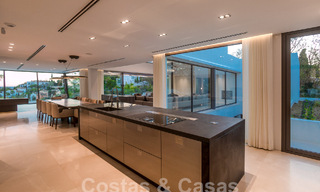 Instapklare, nieuwe, moderne luxevilla met 6 slaapkamers te koop met zeezicht in La Quinta, Marbella - Benahavis 54329 