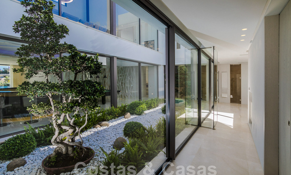 Instapklare, nieuwe, moderne luxevilla met 6 slaapkamers te koop met zeezicht in La Quinta, Marbella - Benahavis 54340