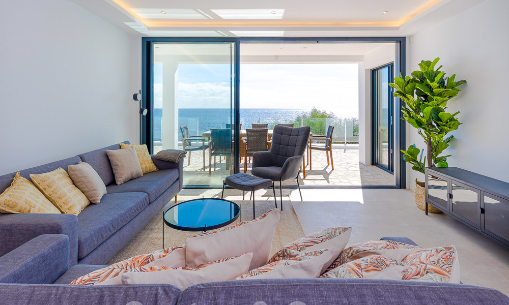 Schitterende strandvilla in een modern-Mediterrane stijl te koop met frontaal zeezicht, eerstelijnsstrand in Mijas, Costa del Sol 54567