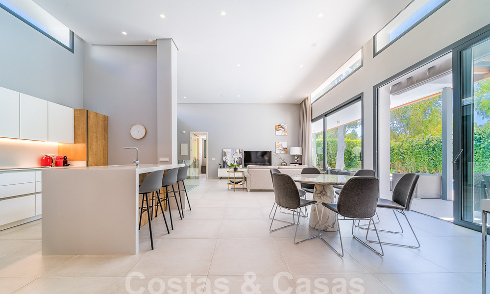 Vrijstaande luxevilla te koop in een afgesloten villacomplex in het hartje van de New Golden Mile tussen Marbella en Estepona 53832