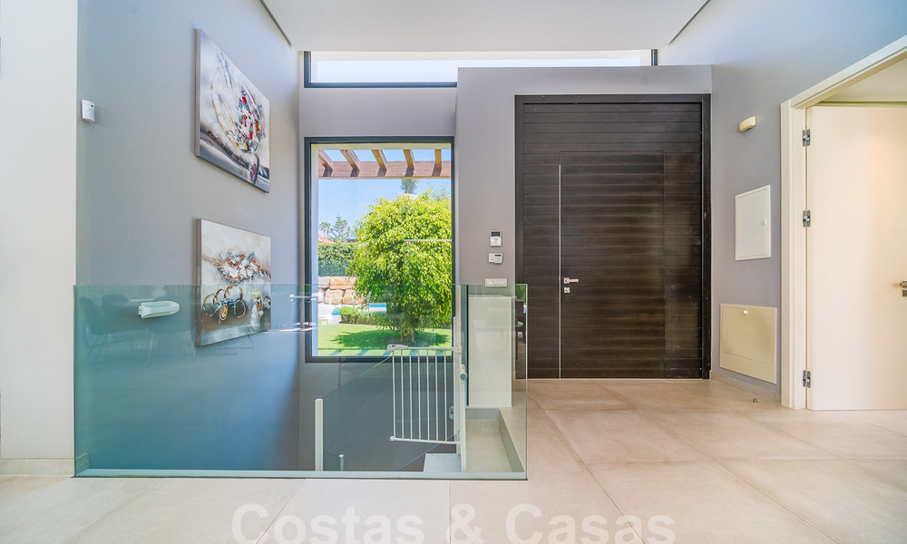Vrijstaande luxevilla te koop in een afgesloten villacomplex in het hartje van de New Golden Mile tussen Marbella en Estepona 53840