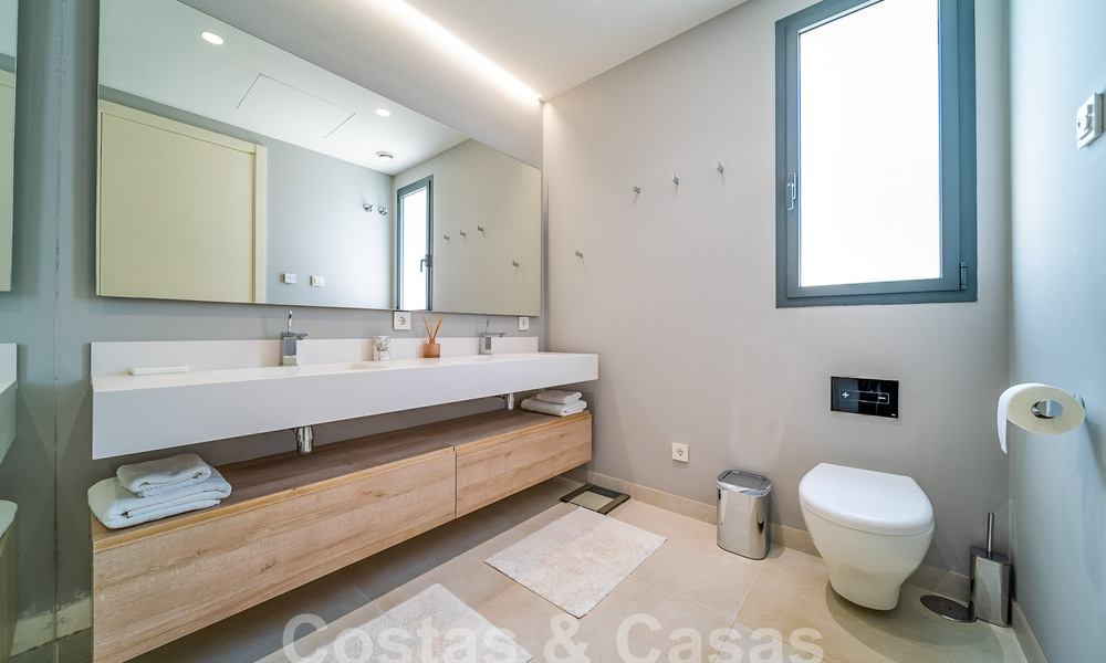 Vrijstaande luxevilla te koop in een afgesloten villacomplex in het hartje van de New Golden Mile tussen Marbella en Estepona 53844