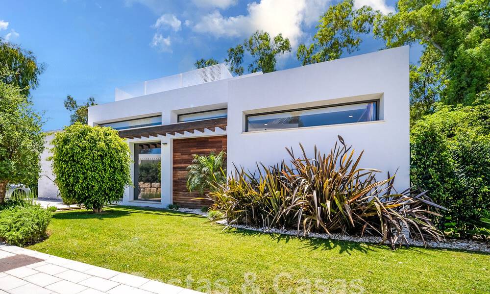 Vrijstaande luxevilla te koop in een afgesloten villacomplex in het hartje van de New Golden Mile tussen Marbella en Estepona 53845