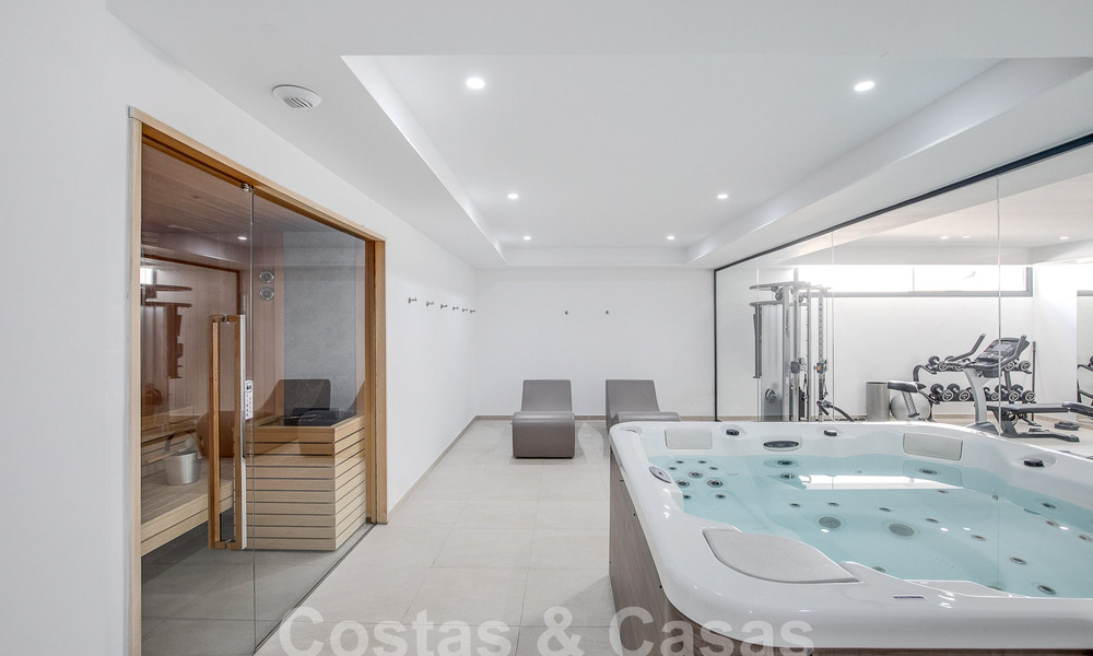 Eigentijds duplex penthouse te koop met privézwembad, op de New Golden Mile tussen Marbella en Estepona 53607