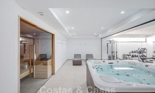 Eigentijds duplex penthouse te koop met privézwembad, op de New Golden Mile tussen Marbella en Estepona 53607 