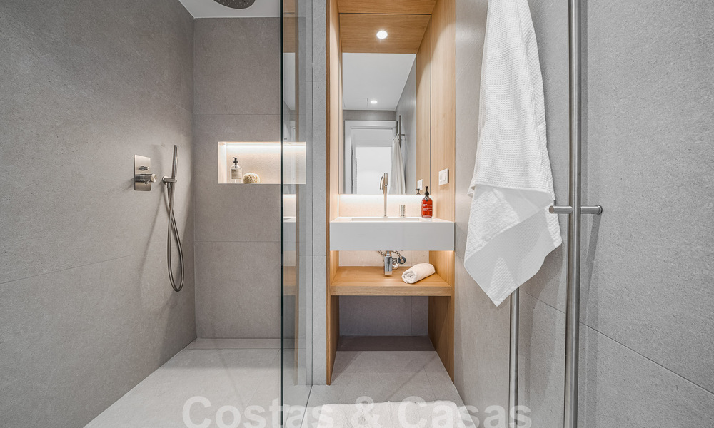 Luxueus appartement te koop met uitnodigend terras, privézwembad en zeezicht te Nueva Andalucia, Marbella 54938