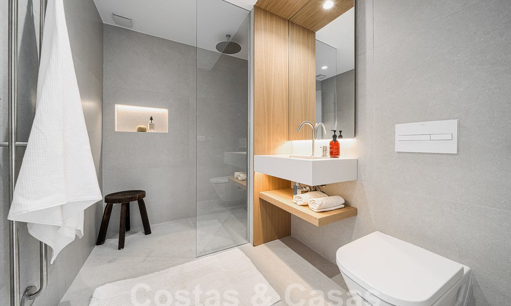 Luxueus appartement te koop met uitnodigend terras, privézwembad en zeezicht te Nueva Andalucia, Marbella 54940