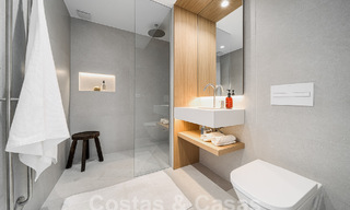 Luxueus appartement te koop met uitnodigend terras, privézwembad en zeezicht te Nueva Andalucia, Marbella 54940 