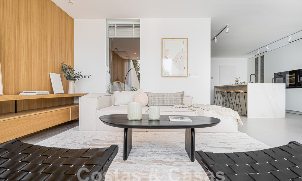 Luxueus appartement te koop met uitnodigend terras, privézwembad en zeezicht te Nueva Andalucia, Marbella 54950