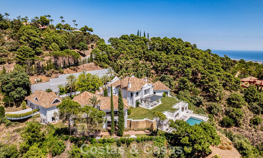 Boutique villa in resortstijl te koop met open zeezicht, genesteld in het weelderig groen van het exclusieve La Zagaleta golfresort, Marbella - Benahavis 54055