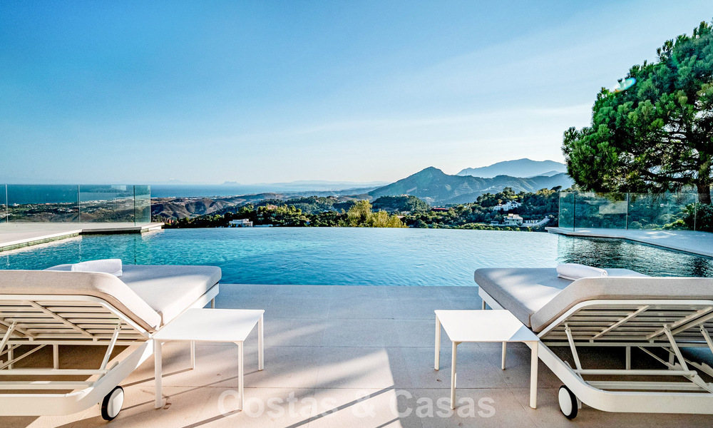 Boutique villa in resortstijl te koop met open zeezicht, genesteld in het weelderig groen van het exclusieve La Zagaleta golfresort, Marbella - Benahavis 54079