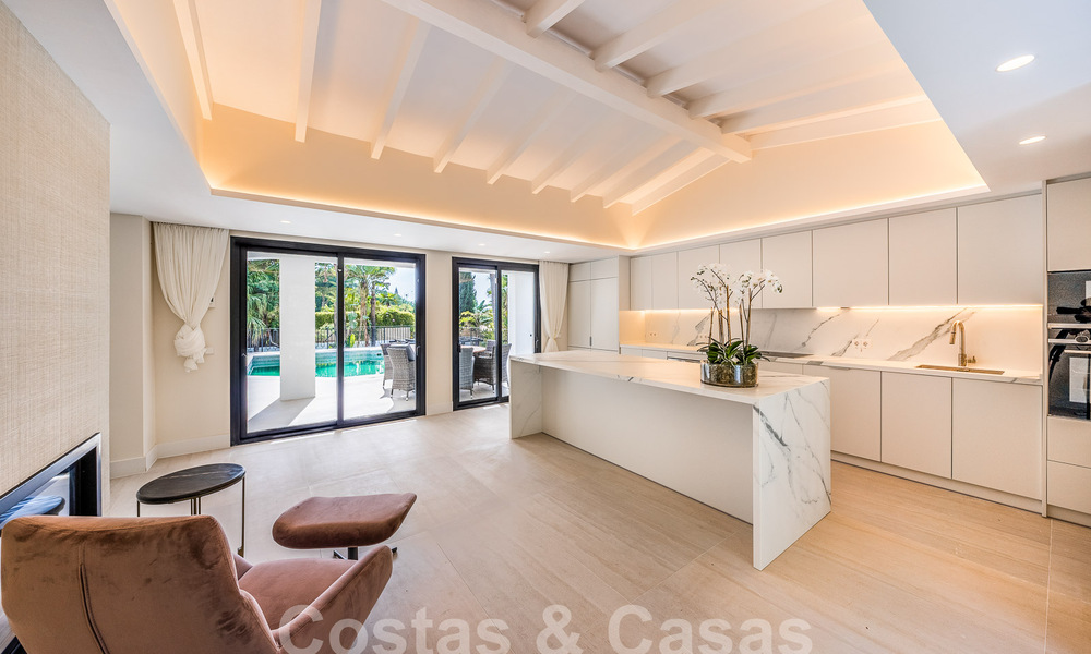 Ruime luxevilla te koop met een traditionele bouwstijl gelegen in een geprefereerde woonwijk op de New Golden Mile, Marbella - Benahavis 55009