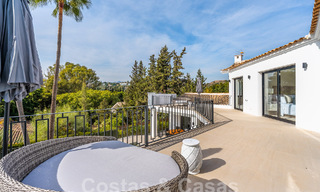 Ruime luxevilla te koop met een traditionele bouwstijl gelegen in een geprefereerde woonwijk op de New Golden Mile, Marbella - Benahavis 55015 