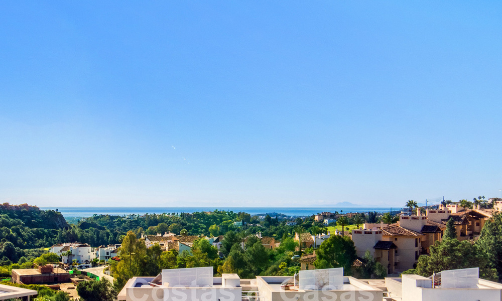Instapklaar appartement te koop met weids uitzicht op de vallei en de zee in het exclusieve Marbella - Benahavis 55018