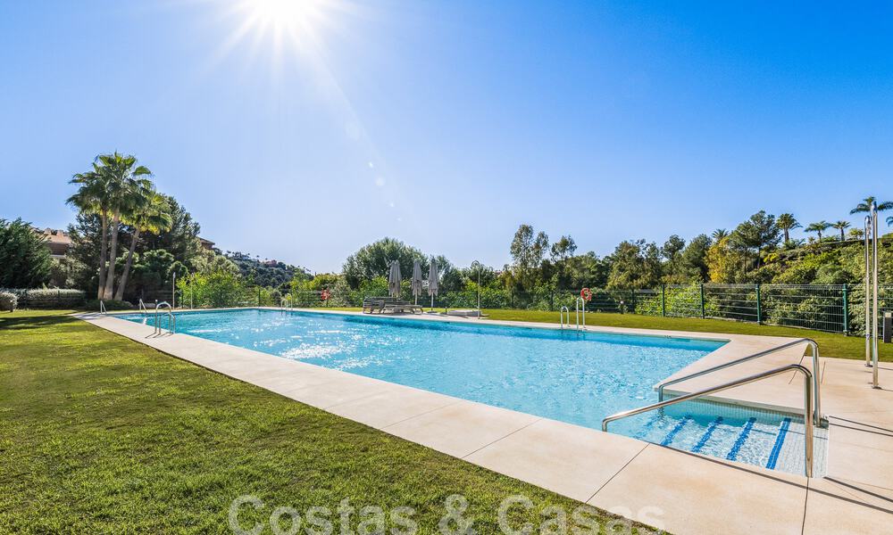 Instapklaar appartement te koop met weids uitzicht op de vallei en de zee in het exclusieve Marbella - Benahavis 55020