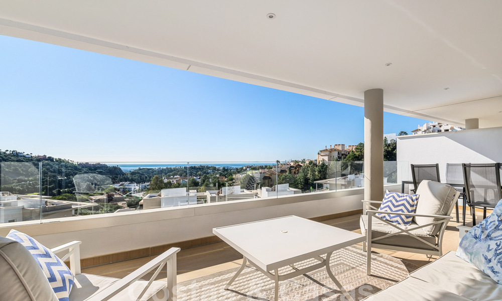 Instapklaar appartement te koop met weids uitzicht op de vallei en de zee in het exclusieve Marbella - Benahavis 55021