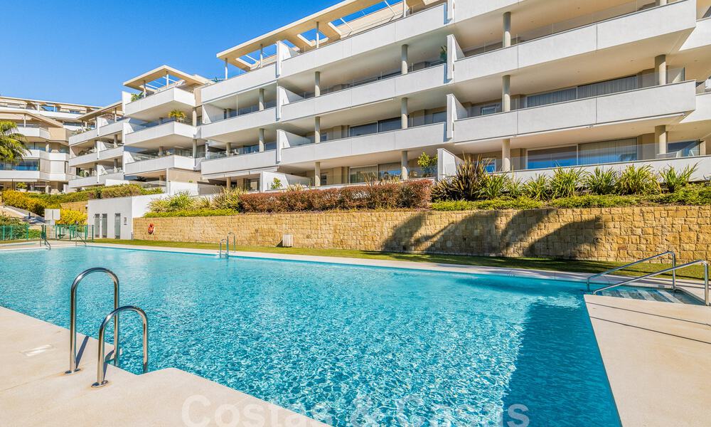 Instapklaar appartement te koop met weids uitzicht op de vallei en de zee in het exclusieve Marbella - Benahavis 55033