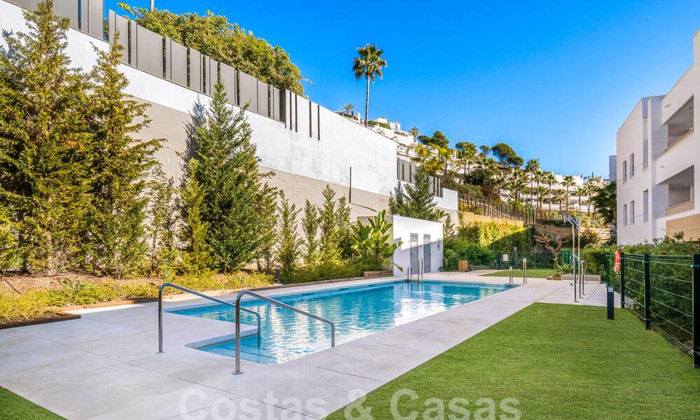 Instapklaar appartement te koop met weids uitzicht op de vallei en de zee in het exclusieve Marbella - Benahavis 55034