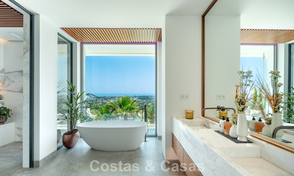 Verbluffende, architecturale luxevilla te koop met open zeezicht in een hoogstaande gated woonwijk in de heuvels van La Quinta in Marbella - Benahavis 54130