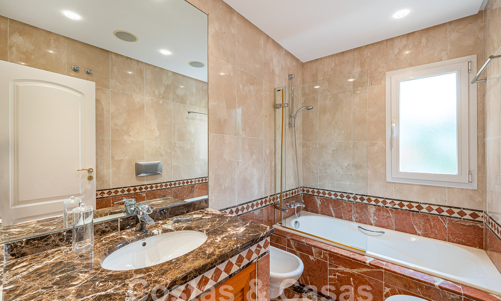 Instapklaar luxe appartement te koop in een hoogstaand Sierra Blanca complex op de Golden Mile van Marbella 54968