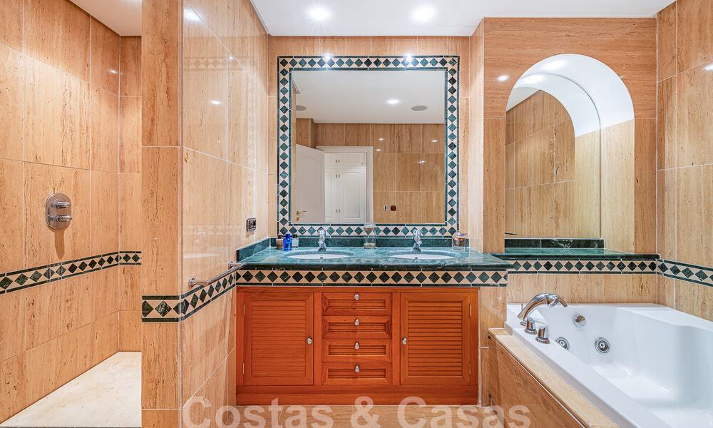 Instapklaar luxe appartement te koop in een hoogstaand Sierra Blanca complex op de Golden Mile van Marbella 54971