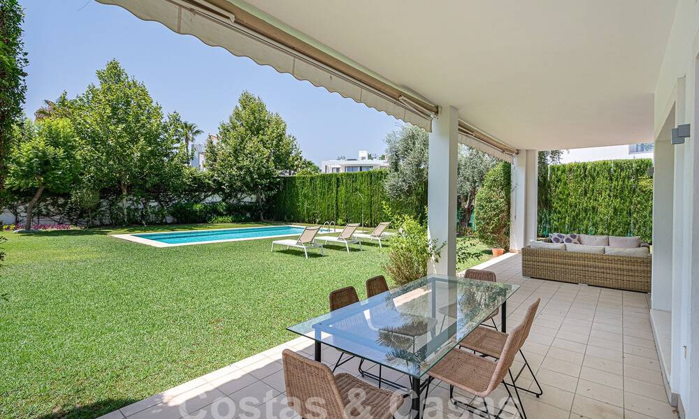 Mediterrane gelijkvloerse luxevilla te koop in een afgeschermde woonwijk op de Golden Mile in Marbella 55743