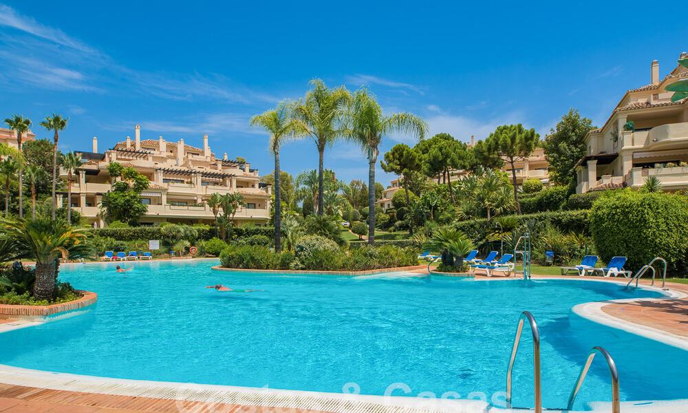 Luxueus duplex penthouse te koop in een gated complex omringd door de golfbaan in Marbella - Benahavis 55994