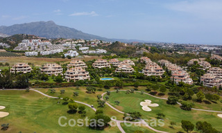 Luxueus duplex penthouse te koop in een gated complex omringd door de golfbaan in Marbella - Benahavis 55998 