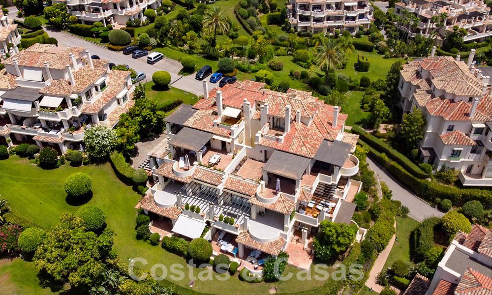 Luxueus duplex penthouse te koop in een gated complex omringd door de golfbaan in Marbella - Benahavis 56000