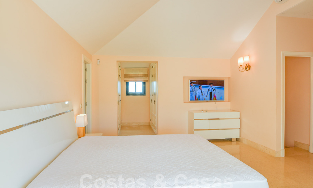 Luxueus duplex penthouse te koop in een gated complex omringd door de golfbaan in Marbella - Benahavis 56003