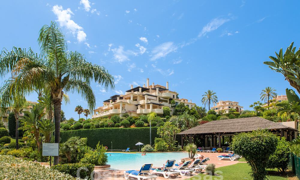 Luxueus duplex penthouse te koop in een gated complex omringd door de golfbaan in Marbella - Benahavis 56008