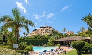 Luxueus duplex penthouse te koop in een gated complex omringd door de golfbaan in Marbella - Benahavis 56008 