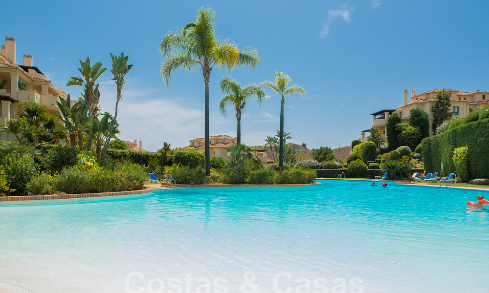 Luxueus duplex penthouse te koop in een gated complex omringd door de golfbaan in Marbella - Benahavis 56026