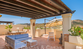 Luxueus duplex penthouse te koop in een gated complex omringd door de golfbaan in Marbella - Benahavis 56038 