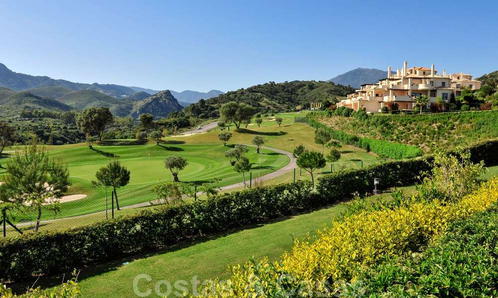 Luxueus duplex penthouse te koop in een gated complex omringd door de golfbaan in Marbella - Benahavis 56076