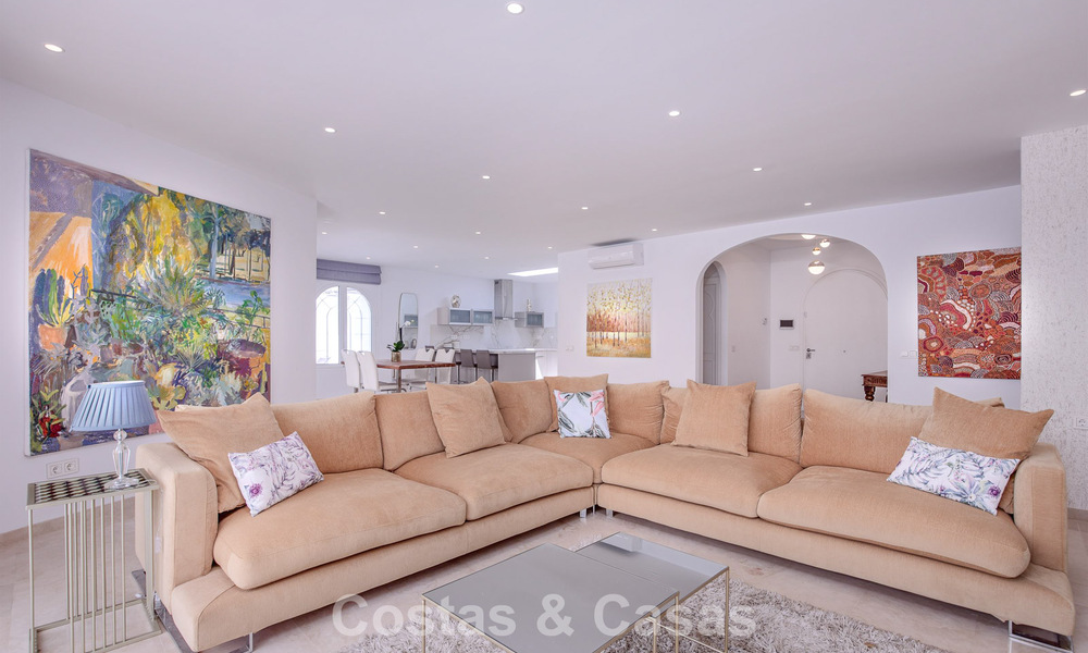 Stijlvolle, gelijkvloerse villa te koop op loopafstand van het strand op de New Golden Mile tussen Marbella en Estepona 56487