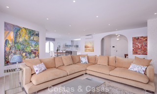 Stijlvolle, gelijkvloerse villa te koop op loopafstand van het strand op de New Golden Mile tussen Marbella en Estepona 56487 