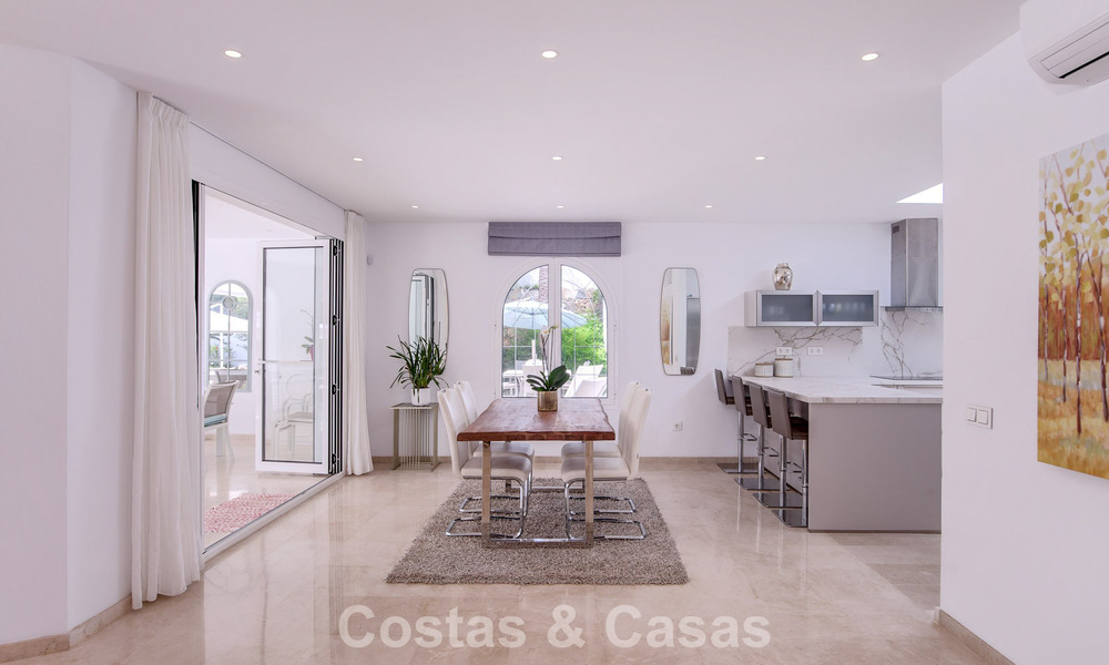 Stijlvolle, gelijkvloerse villa te koop op loopafstand van het strand op de New Golden Mile tussen Marbella en Estepona 56488