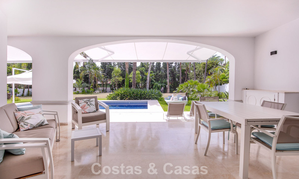 Stijlvolle, gelijkvloerse villa te koop op loopafstand van het strand op de New Golden Mile tussen Marbella en Estepona 56496