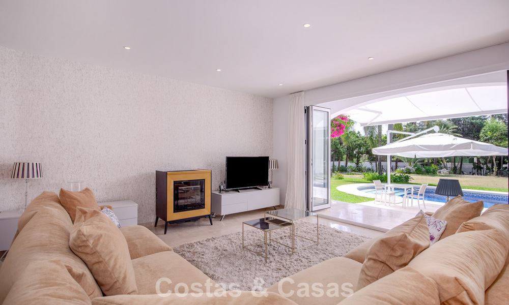 Stijlvolle, gelijkvloerse villa te koop op loopafstand van het strand op de New Golden Mile tussen Marbella en Estepona 56500