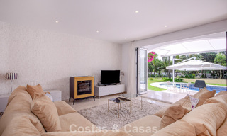 Stijlvolle, gelijkvloerse villa te koop op loopafstand van het strand op de New Golden Mile tussen Marbella en Estepona 56500 