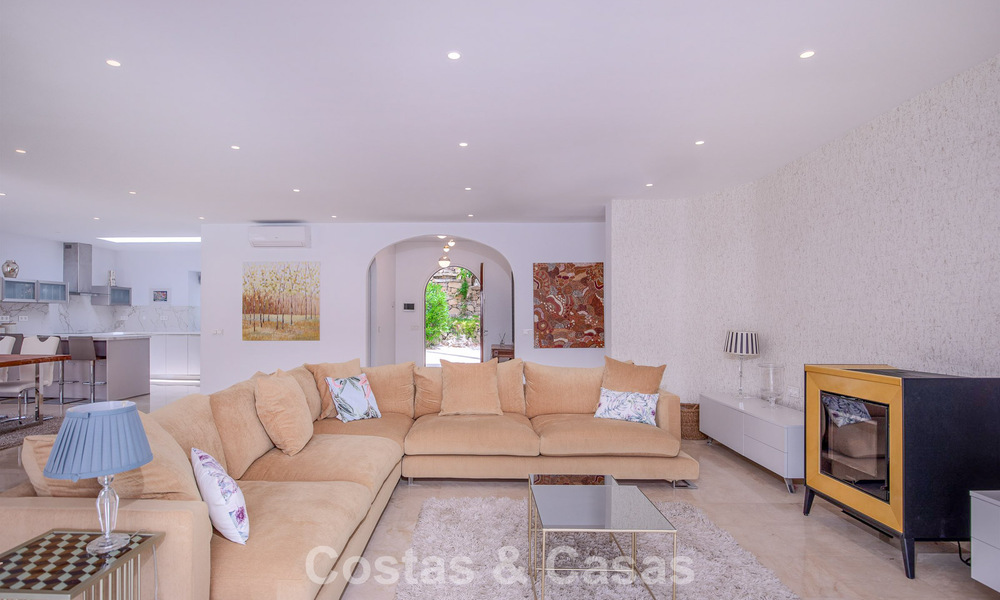Stijlvolle, gelijkvloerse villa te koop op loopafstand van het strand op de New Golden Mile tussen Marbella en Estepona 56501