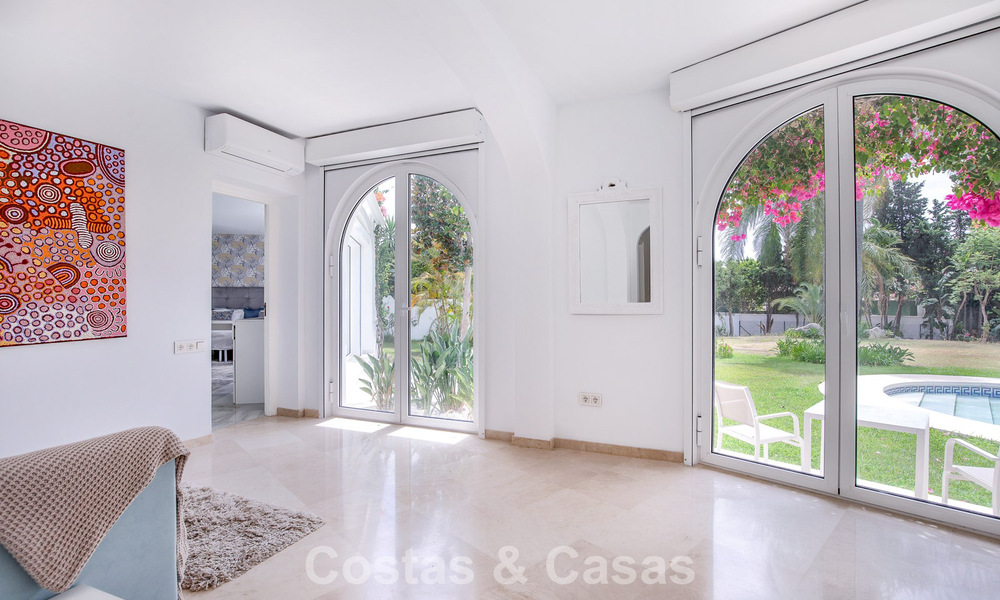 Stijlvolle, gelijkvloerse villa te koop op loopafstand van het strand op de New Golden Mile tussen Marbella en Estepona 56503
