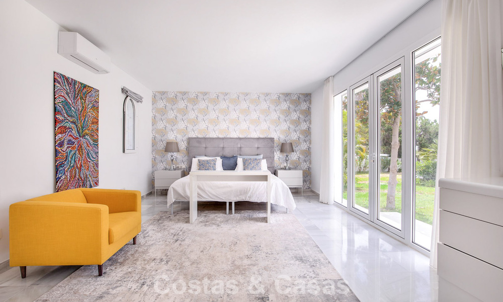 Stijlvolle, gelijkvloerse villa te koop op loopafstand van het strand op de New Golden Mile tussen Marbella en Estepona 56505